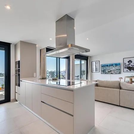 Newly Built 2 Bdrm Modern Oasis W Gym & Pool 아파트 에스테포나